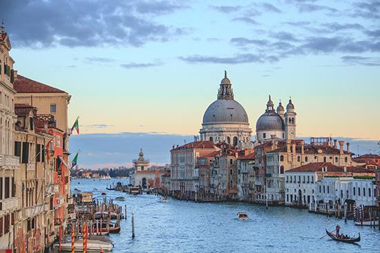 Llun/Image: Henrique Ferreira Landscape image showing the canals and buildings of Venice